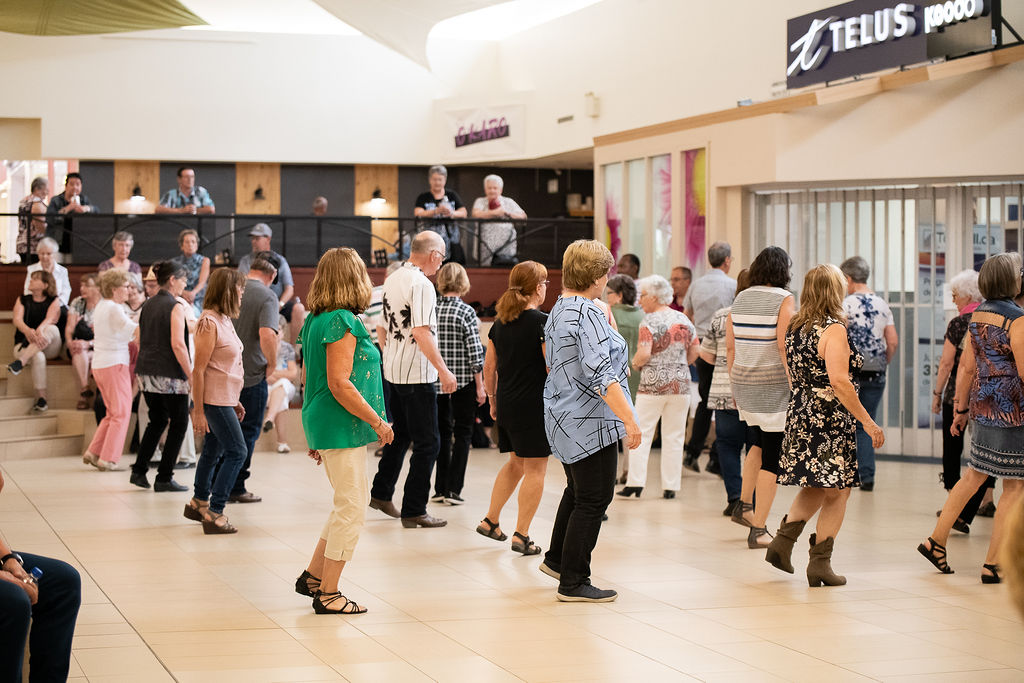 Des personnes âgées sont en plein cours de danse en ligne au H2O le festival.